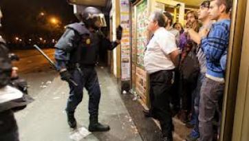 Enfrentamiento con la Policía al acoger a manifestantes en su local con motivo del 25-S de 2012
