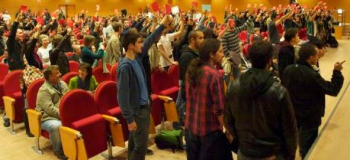Pablo Iglesias supervisa a los estudiantes que encabezan el boicot