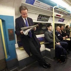 David Cameron, primer ministro inglés, yendo a su trabajo.