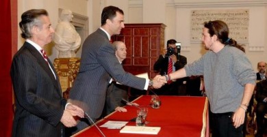 Pablo Iglesias, recogiendo una beca de Caja Madrid, saluda al Príncipe Felipe en presencia de Blesa.